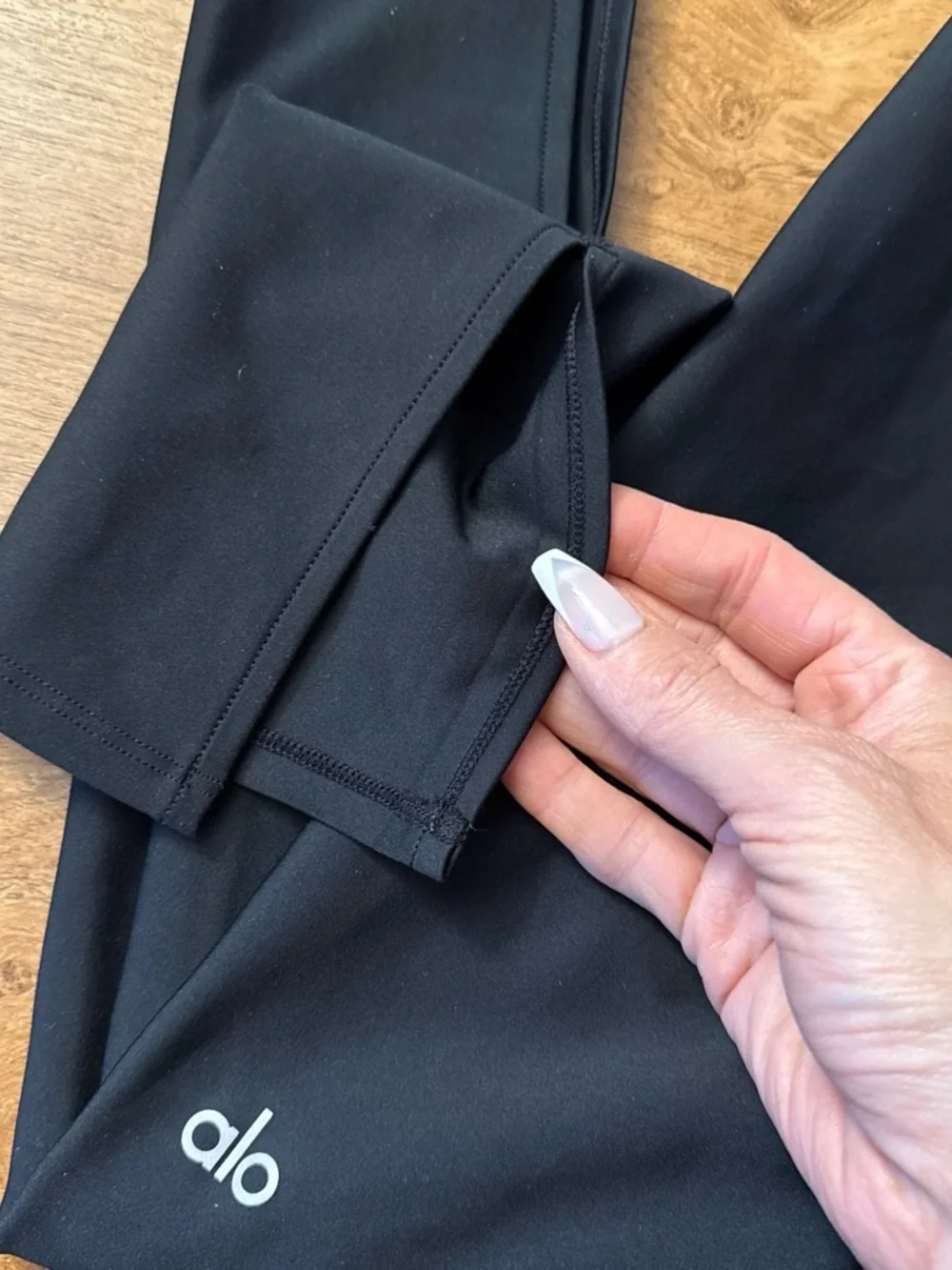 ALO Yoga Black High-Waist Leggings with Subtle Logo - Picture 2 of 3